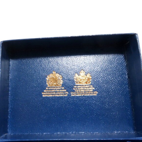 Buckingham Palace HALCYON DAYS Enamel Oval Trinket Box and Blue Presentation Box - Picture 9 of 10